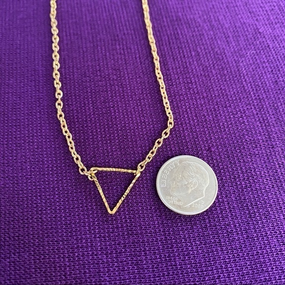 WILA gold triangle necklace - Picture 4 of 8